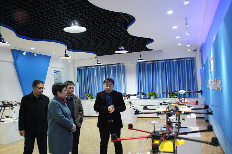 1510627117161062.jpg 河北智飛極農(nóng)無人機(jī)科技|保定ASFC無人機(jī)駕駛員培訓(xùn)考證|打藥撒藥噴藥植保無人機(jī)